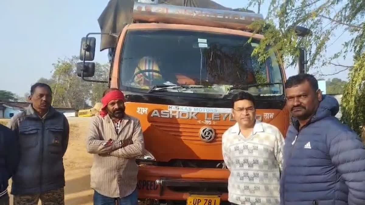 जशपुर पुलिस की बड़ी कार्रवाई, 271 बोरी अवैध तंबाकू जब्त—गोवा से फरार आरोपी भी गिरफ्तार