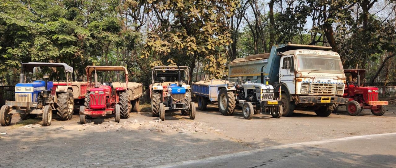 रायगढ़ में अवैध रेत माफिया पर बड़ी चोट, 9 ट्रैक्टर जब्त