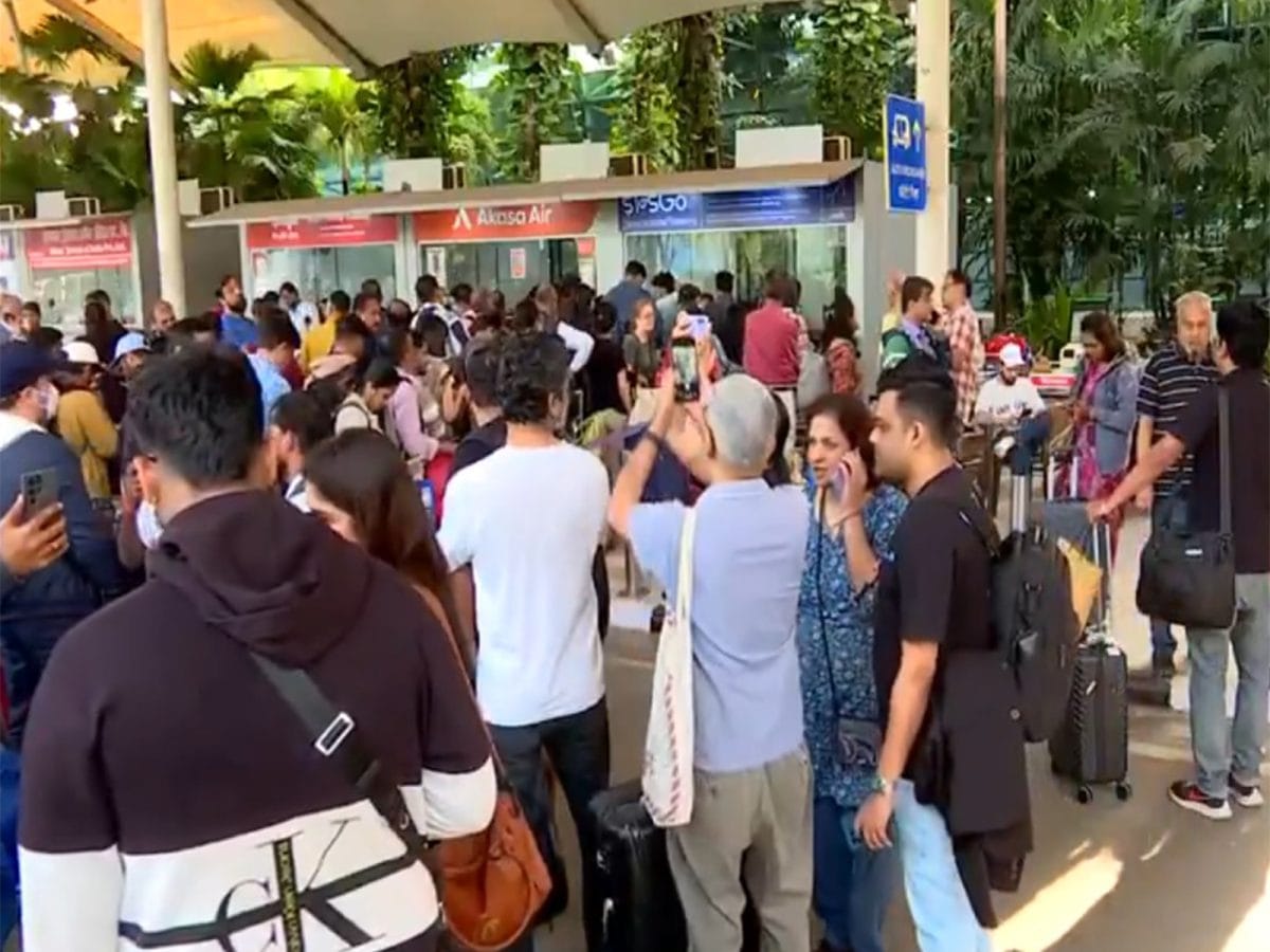 इंडिगो की उड़ान सेवाएँ पटरी से उतरीं, देशभर में हज़ारों यात्री बेहाल