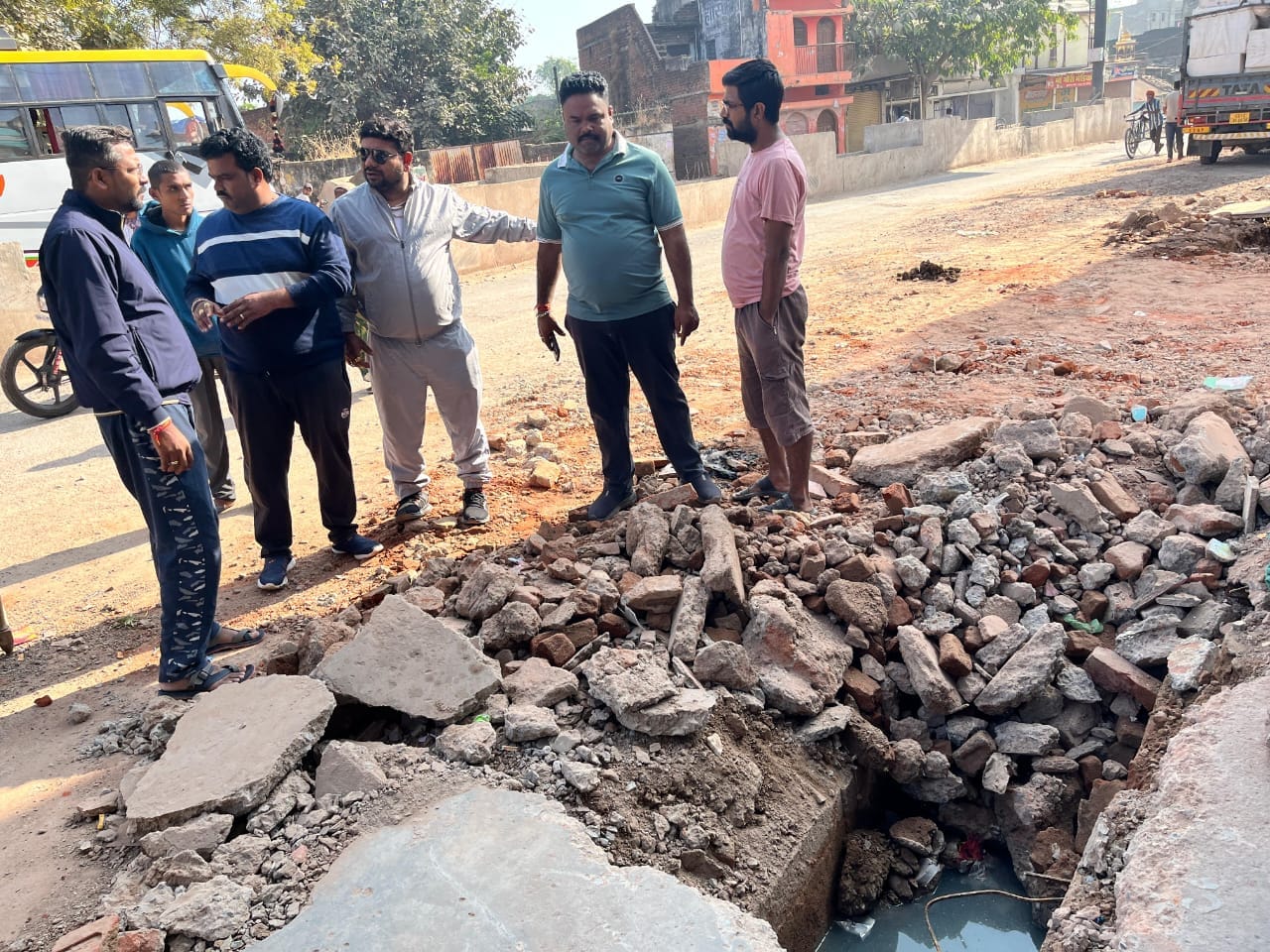 गौरव पथ निर्माण में लापरवाही पर नपा सख्त, ठेकेदार को नोटिस — भक्त माता कर्मा चौक निर्माण का शुभारंभ