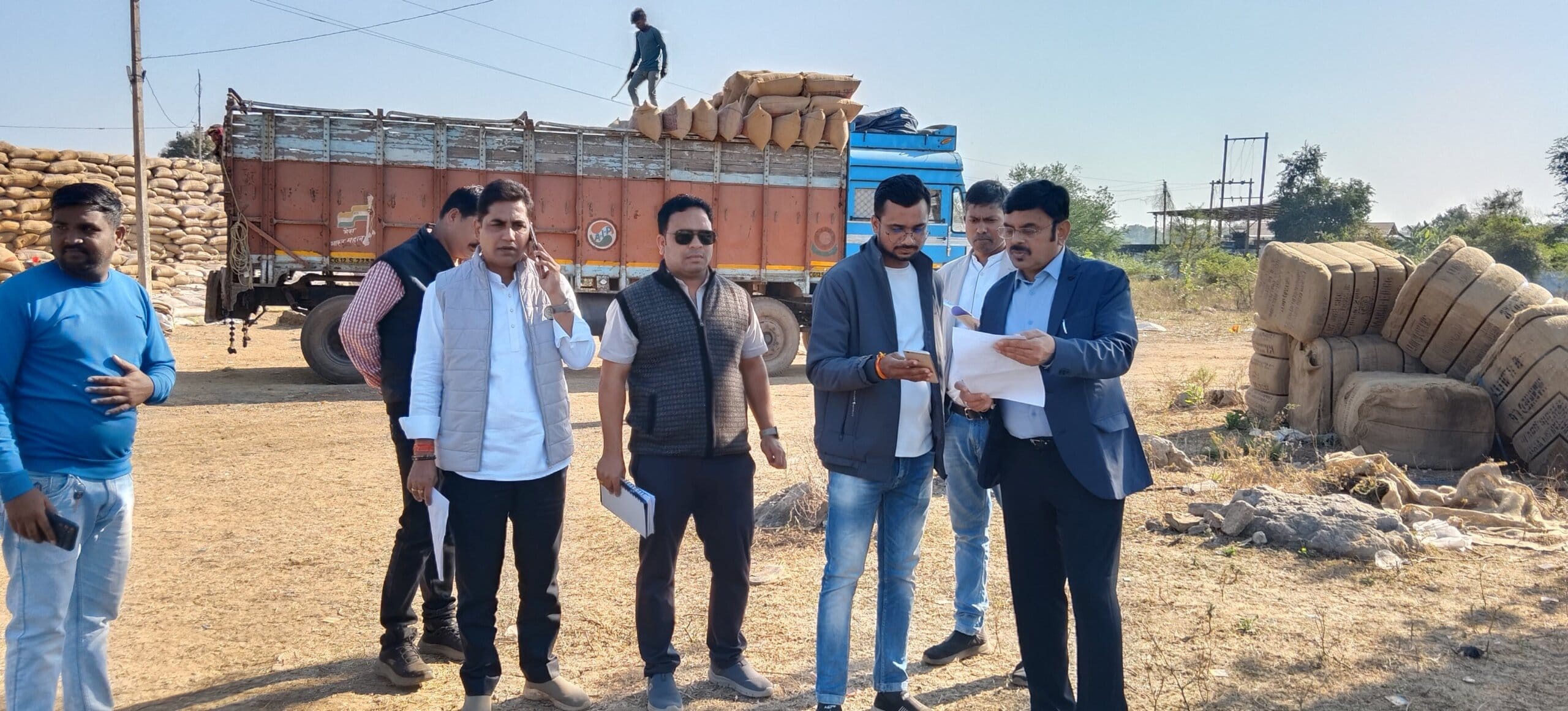 खरीदी केंद्रों का अचानक निरीक्षण, मिलर्स को धान उठाव तेज करने के सख्त निर्देश