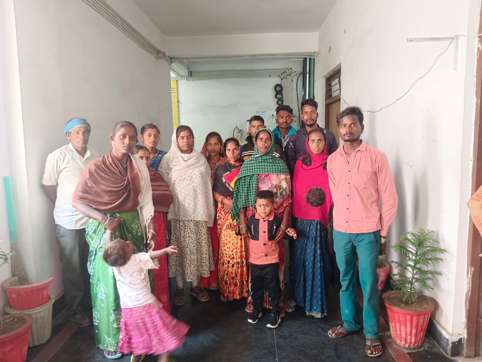 झारखंड में बंधक श्रमिकों की सकुशल वापसी कलेक्टर की त्वरित पहल से 16 मजदूरों को मिली आज़ादी