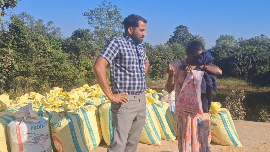 पाली | धान खरीदी केंद्र पोटापानी में अव्यवस्था, महिला किसान का धान लौटाया, रोते हुए फूटा दर्द