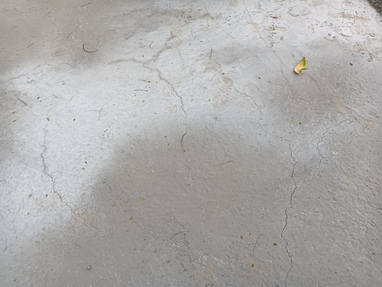 घटिया सीसी रोड निर्माण ने उजागर की पंचायत से प्रशासन तक की कार्यप्रणाली