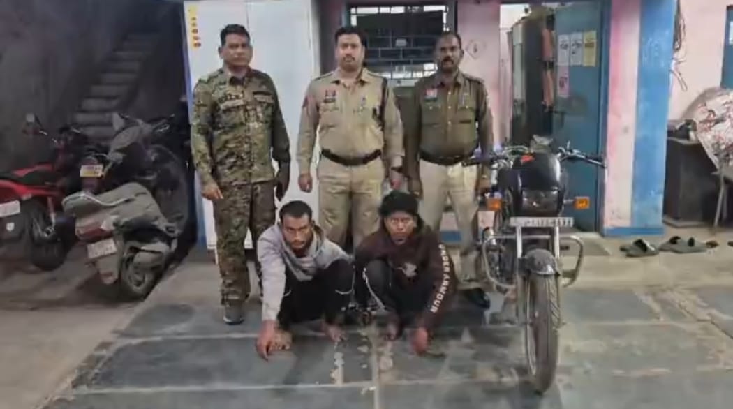 मामूली कहासुनी में युवक पर चाकू से हमला, दो आरोपी गिरफ्तार—दोनों दोस्तों की पीठ पर गंभीर चोटें