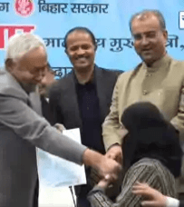 मुख्यमंत्री नीतीश कुमार द्वारा आयुष चिकित्सकों को नियुक्ति पत्र वितरण के दौरान विवाद, हिजाब हटाने का वीडियो वायरल