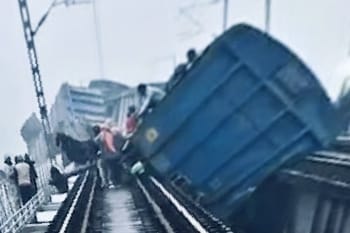 बिहार में बड़ा रेल हादसा: सीमेंट से लदी मालगाड़ी बेपटरी, हावड़ा–पटना–दिल्ली रूट ठप, वंदे भारत समेत कई ट्रेनें डायवर्ट
