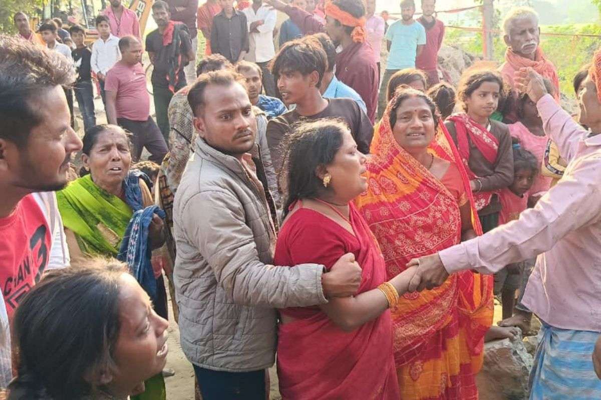 बगहा में सनसनी: दवा दुकान में फंदे से लटका मिला युवक, संदिग्ध नोट ने बढ़ाई रहस्य की पहेली