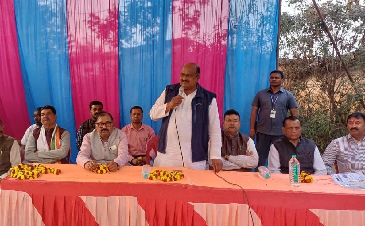 पुनर्वास–मुआवजा को लेकर भिलाईखुर्द में जुटे ग्रामीण, जय सिंह अग्रवाल बोले—अन्याय नहीं होने देंगे