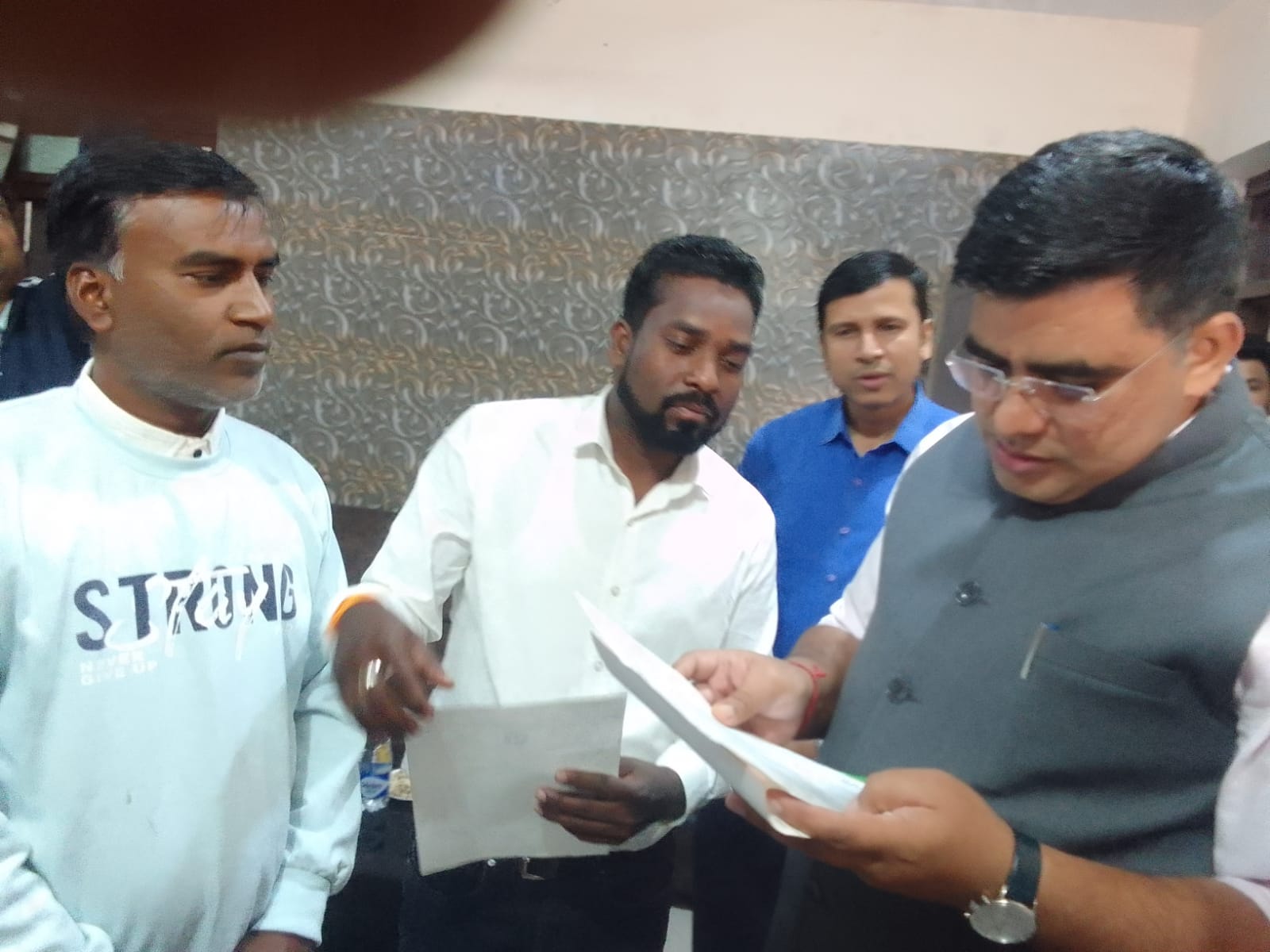 दूरस्थ वनांचल पसान में कलेक्टर कुणाल दुदावत का सघन दौरा