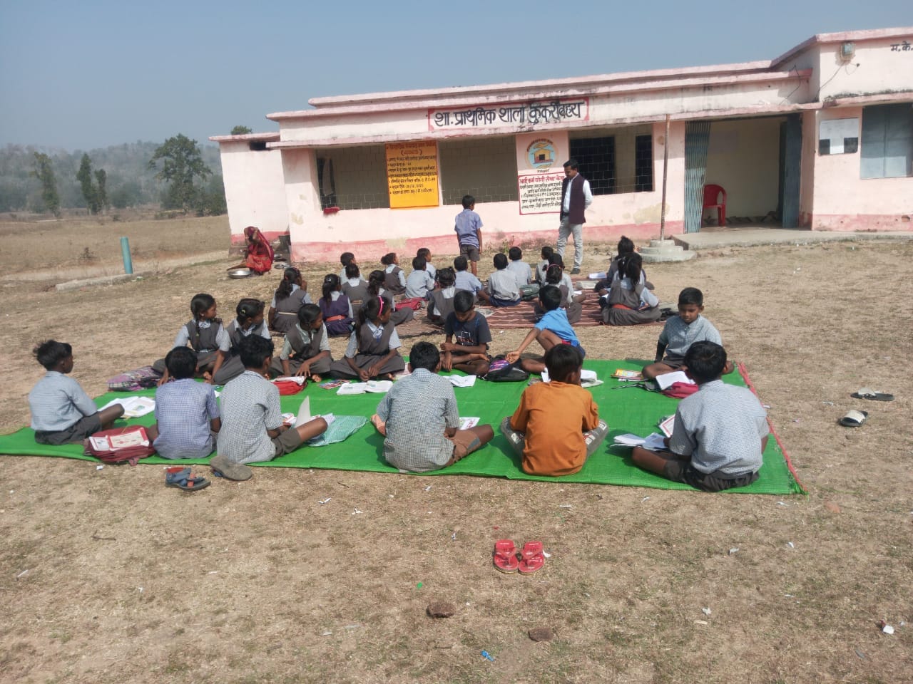 वनांचल क्षेत्र के स्कूलों में शिक्षकों की मनमानी उजागर