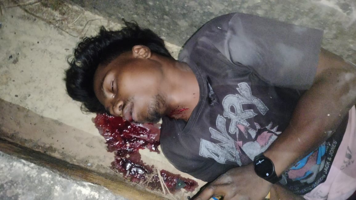 तेज रफ्तार का कहर: खड़ी कार को पीछे से ठोकर, बाइक सवार नाली में जा गिरा