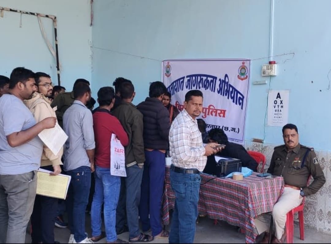 यातायात जागरूकता अभियान: चिरमिरी में थाना प्रभारी विजय सिंह के नेतृत्व में लगा लर्निंग लाइसेंस शिविर