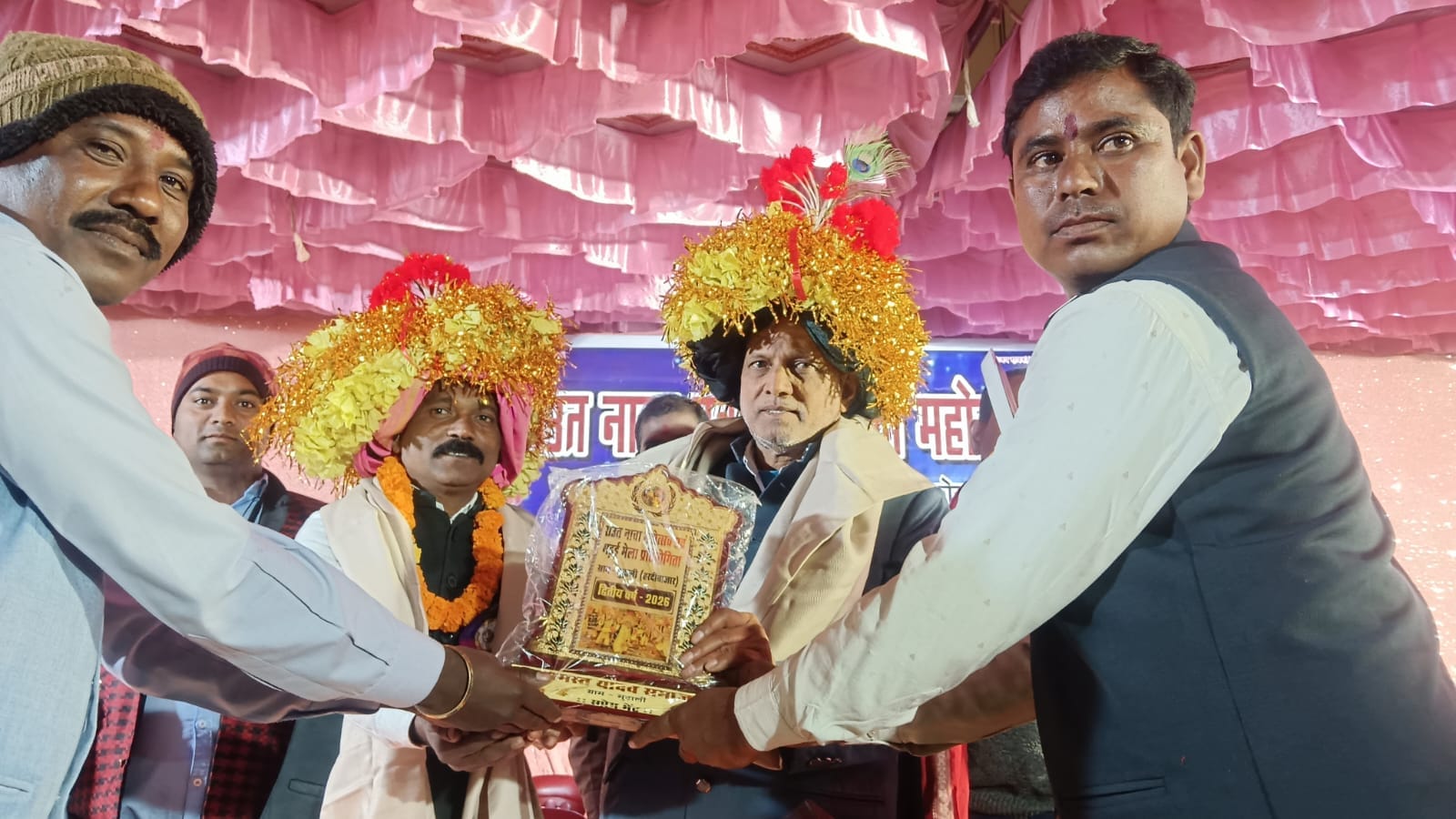 राउत नाचा कार्यक्रम में जिला अध्यक्ष नत्थू लाल यादव पगड़ी-साल व स्मृति चिन्ह से सम्मानित