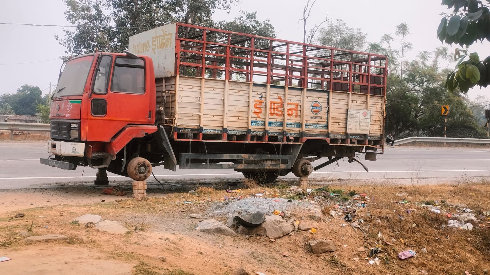 NH-130 पर खड़ी लावारिस सिलेंडर गाड़ी बनी ‘डेथ ट्रैप’, चोरों ने पार किए टायर; बड़ी दुर्घटना का अंदेशा