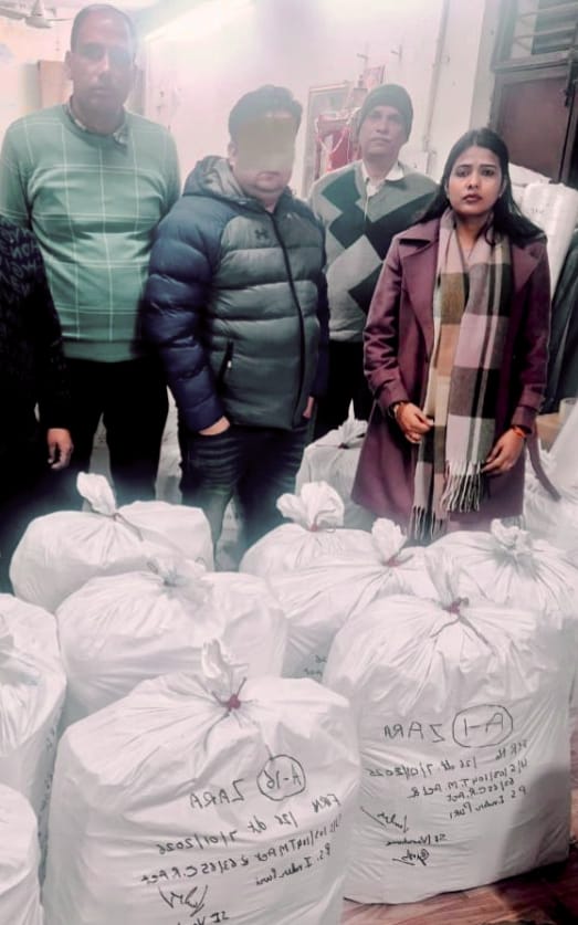 दिल्ली में नकली ब्रांडेड कपड़ों की फैक्ट्री का भंडाफोड़, 1,919 रेडीमेड परिधान जब्त