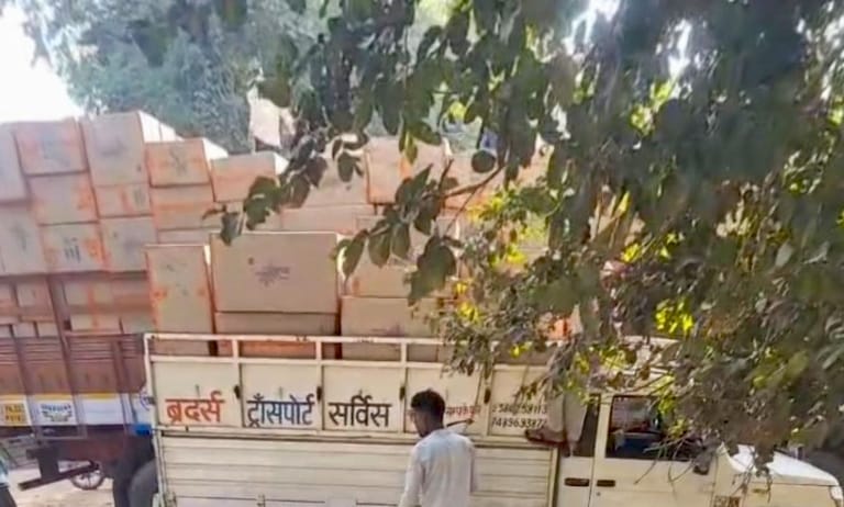 रिहायशी इलाके में पटाखों से भरा ट्रक खड़ा मिलने से मचा हड़कंप, पुलिस ने की घेराबंदी