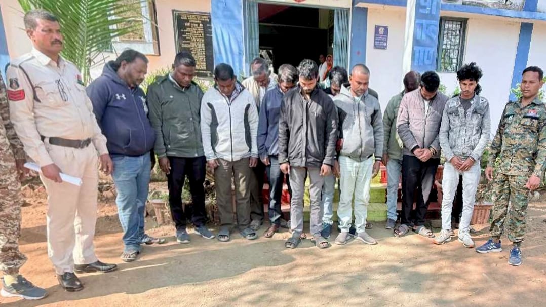 गरियाबंद में अश्लील कार्यक्रम पर पुलिस का सख्त एक्शन, 14 गिरफ्तार