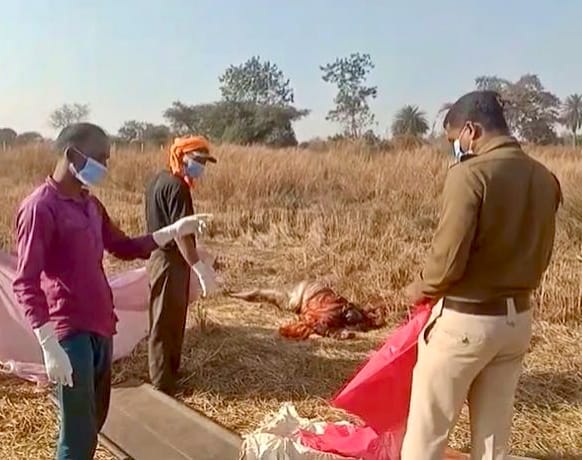 खेत में मिली अज्ञात महिला की सड़ी-गली लाश, इलाके में फैली सनसनी