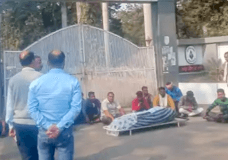 कुसमुंडा खदान में ड्यूटी के दौरान मजदूर की मौत, मुआवजा और नौकरी की मांग को लेकर जीएम कार्यालय के सामने प्रदर्शन