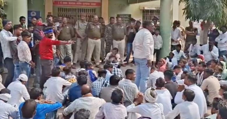 नवागढ़ थाना घेराव: आरोपियों को संरक्षण देने का आरोप, सतनामी समाज का उग्र प्रदर्शन