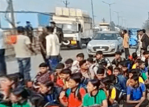 रायगढ़ में छात्रों का उग्र प्रदर्शन: शिक्षकों को हटाने के आदेश के विरोध में ओडिशा–रायगढ़ मार्ग किया जाम