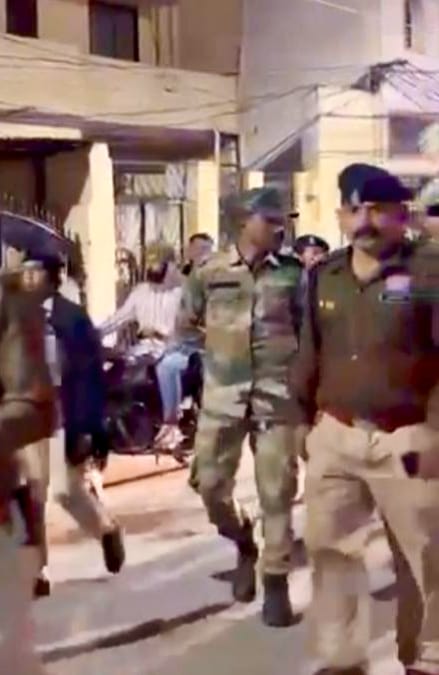 रायपुर में ‘विजिबल पुलिसिंग’ का शंखनाद: आधा दर्जन इलाकों में आधी रात तक पैदल पेट्रोलिंग, नशीले पदार्थ जब्त