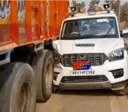 बिहटा में ‘बालू माफिया’ का दुस्साहस: बाइक सवार को कुचलने के बाद DSP की गाड़ी को रौंदा, बाल-बाल बची जान