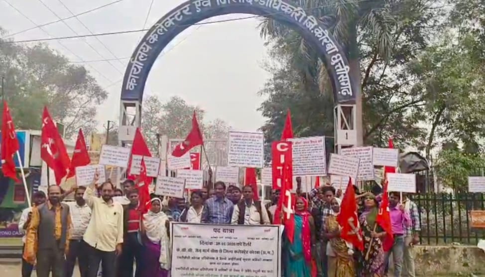 पसीने की कमाई पर ‘मुंशियों’ का डाका! एनटीपीसी के मजदूरों ने सड़क पर उतरकर बयां किया शोषण का दर्द