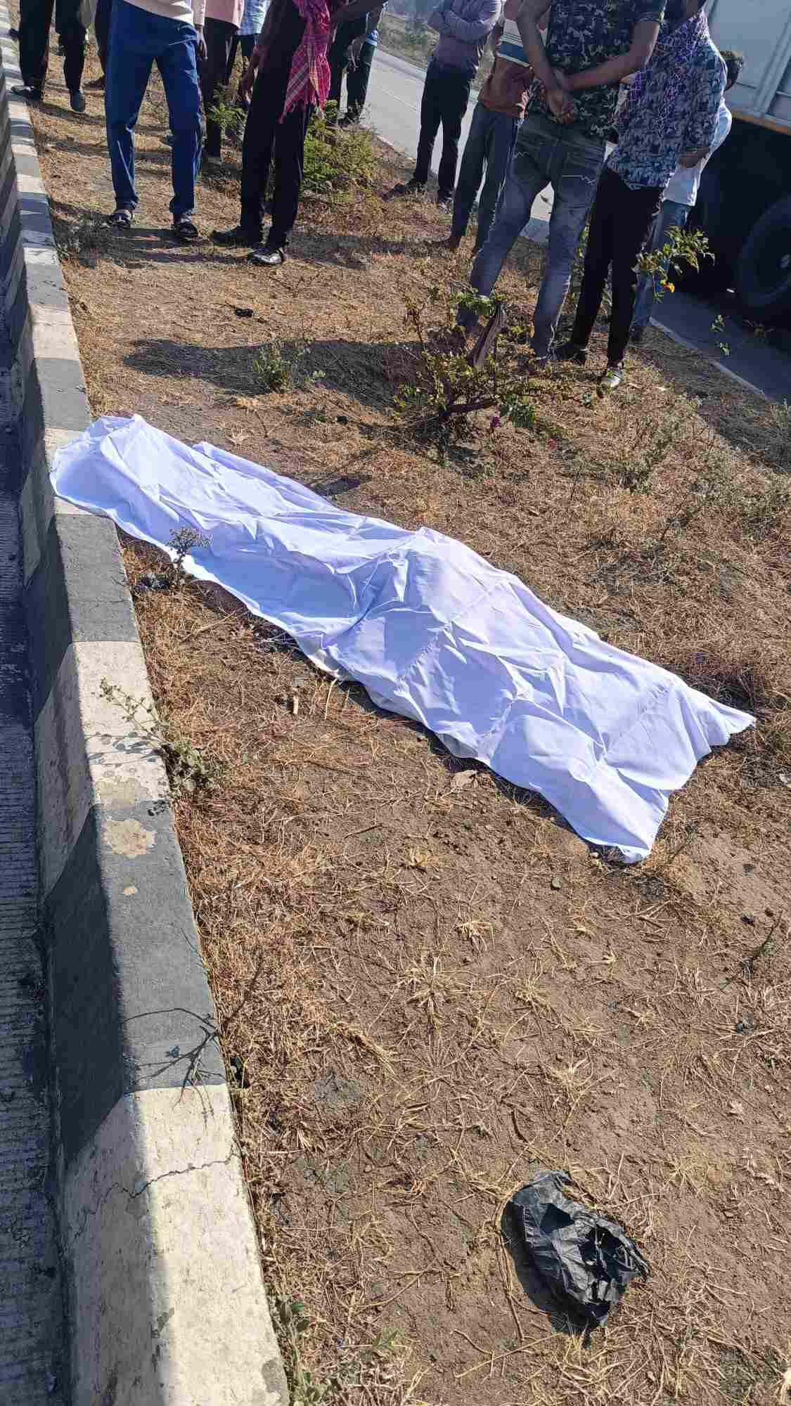 बेलतरा के पास नेशनल हाईवे पर दर्दनाक हादसा: साथ जीने-मरने की कसमें खाने वाले दंपत्ति को सड़क ने छीन लिया