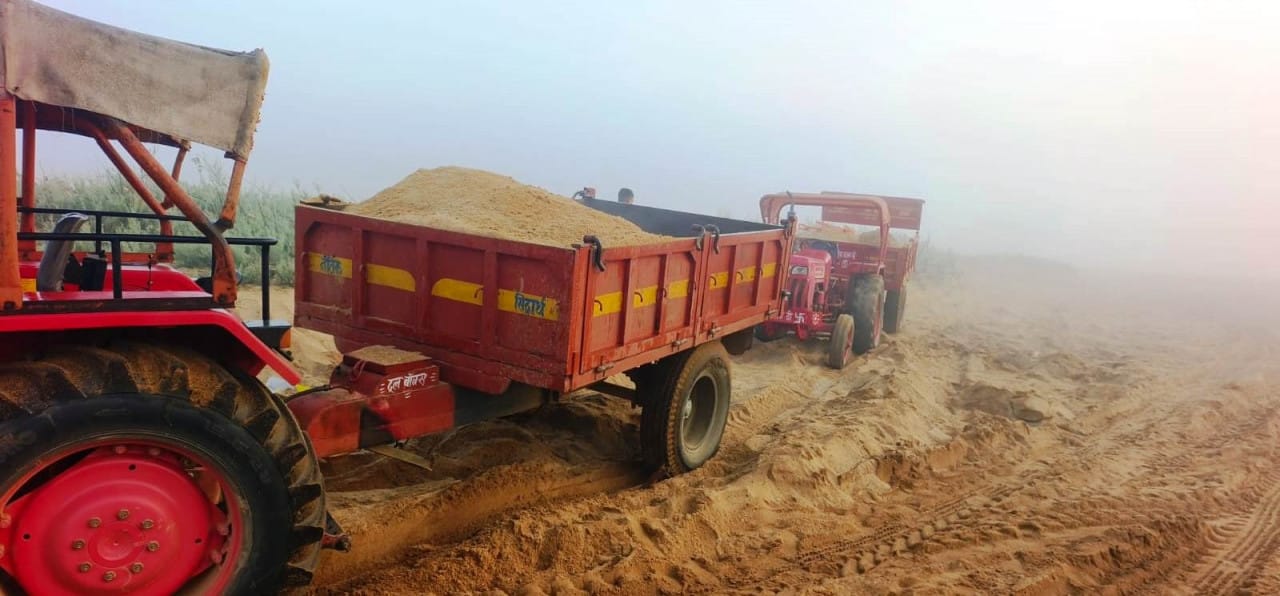 बलरामपुर: अवैध रेत उत्खनन पर प्रशासन की बड़ी कार्यवाही, 4 ट्रैक्टर जब्त