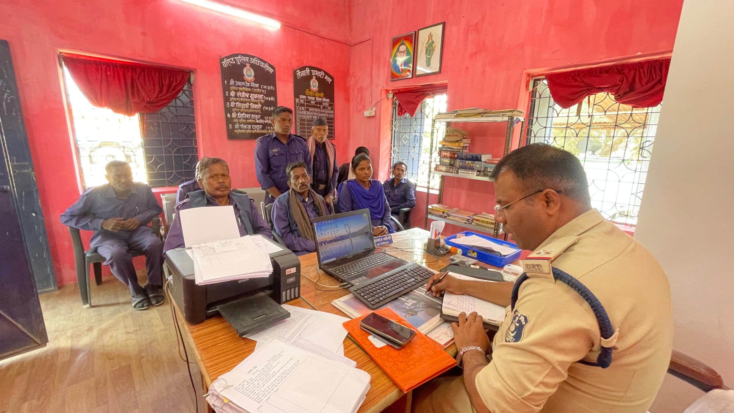 गांवों में निगरानी तंत्र मजबूत करने को कोरबी चौकी में बैठक