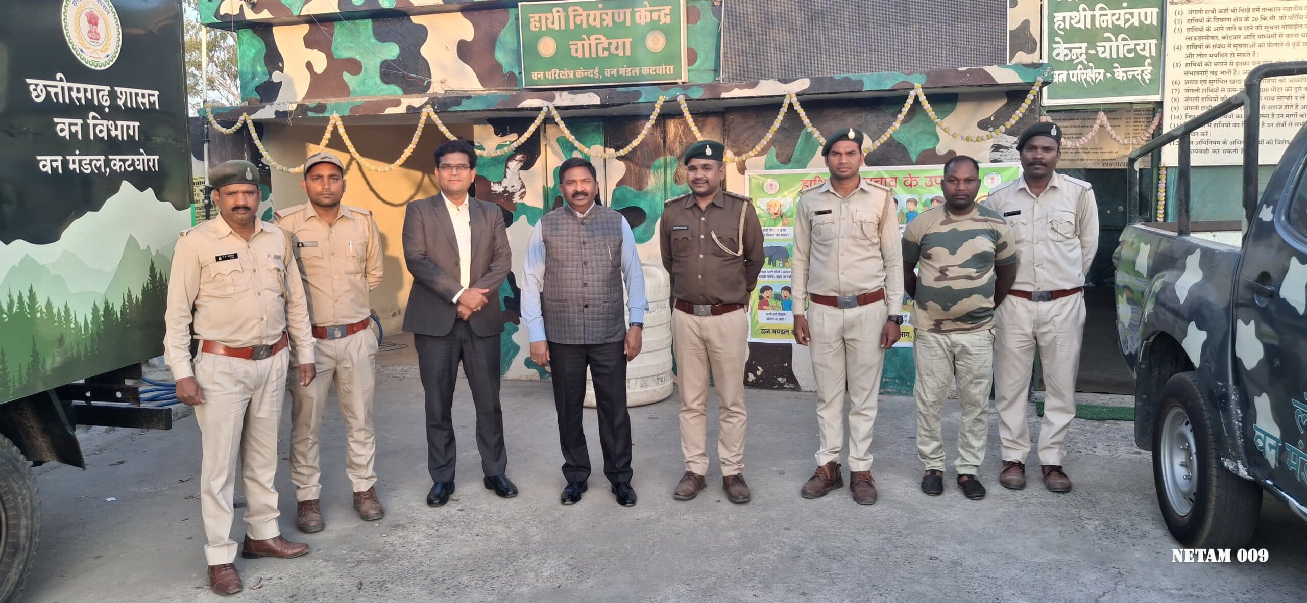 कोरबा: हाथी प्रभावित क्षेत्र चोटिया में प्रधान मुख्य वन संरक्षक ने लिया नियंत्रण केंद्र का जायजा