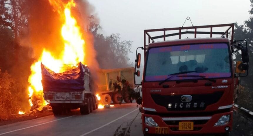 दो ट्रकों की भिड़ंत के बाद जिंदा जला ड्राइवर, आग का गोला बने वाहन