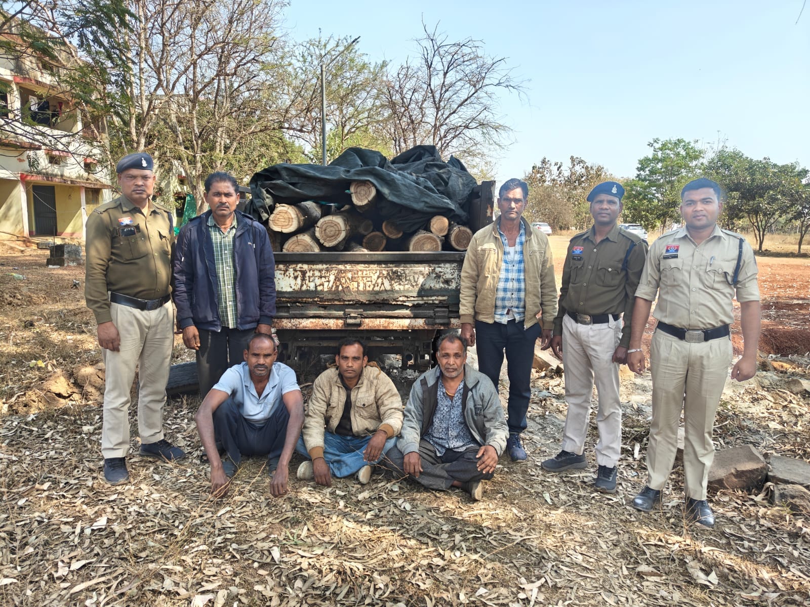 जंगल से सागौन काटकर तस्करी कर रहे 5 आरोपी गिरफ्तार, पिकअप और आरा मशीन जब्त