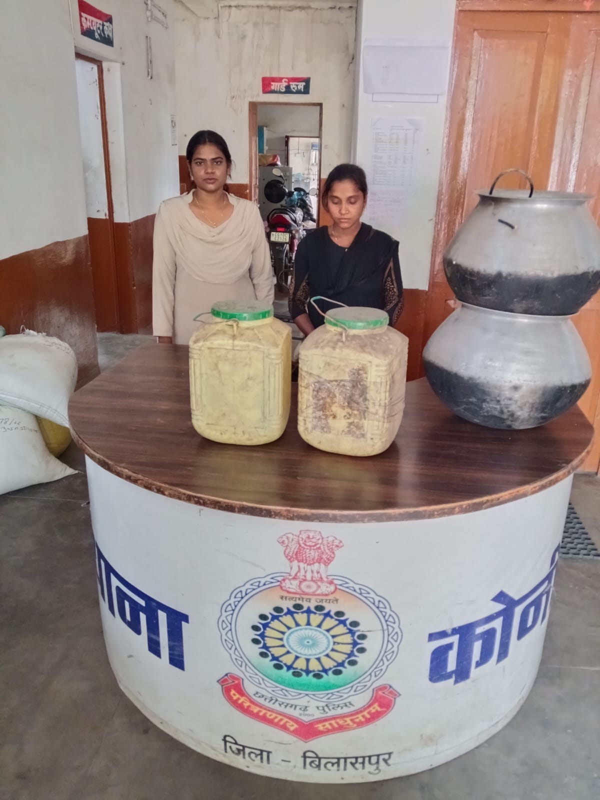 अवैध शराब के खिलाफ कोनी पुलिस की बड़ी कार्रवाई, 15 लीटर महुआ शराब के साथ महिला गिरफ्तार