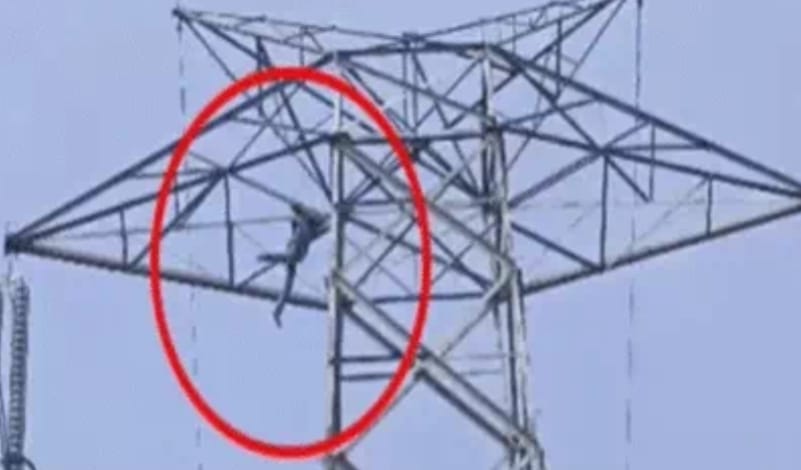 धान टोकन न मिलने से परेशान किसान हाई टेंशन टावर पर चढ़ा, तीन घंटे तक चला ड्रामा