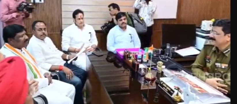 बिगड़ती कानून व्यवस्था को लेकर कांग्रेस का हल्ला बोल; रायपुर पुलिस कमिश्नर को सौंपा ज्ञापन