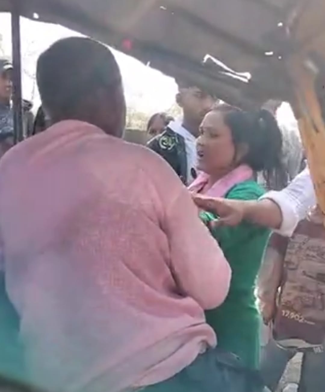 बिलासपुर में बीच सड़क हंगामा: बच्चियों से छेड़छाड़ के आरोप पर महिला ने ऑटो चालक की पिटाई, वीडियो वायरल
