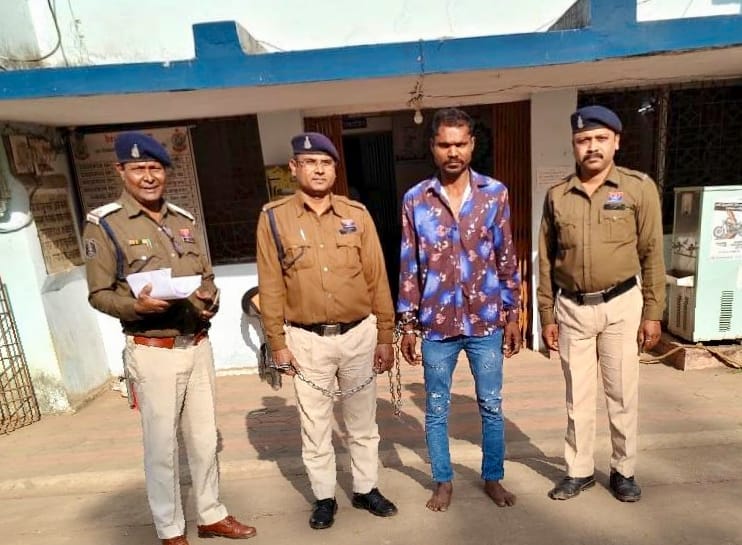 एकतरफा प्रेम में दरिंदगी: युवती पर कटर से हमला, ICU में भर्ती