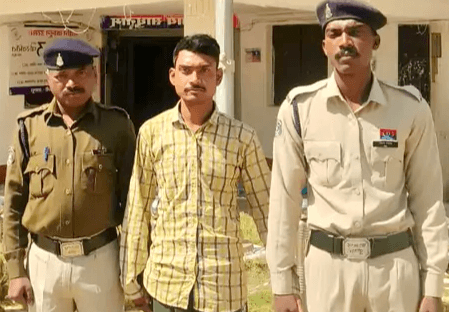 नौकरी का झांसा देकर 4.35 लाख की ठगी, फर्जी ‘कलेक्ट्रेट अधिकारी’ गिरफ्तार