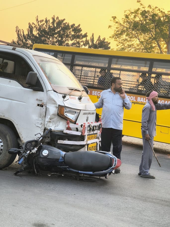 दर्री डैम के पास भीषण सड़क हादसा, बाइक सवार गोवर्धन यादव गंभीर रूप से घायल देखें वीडियो