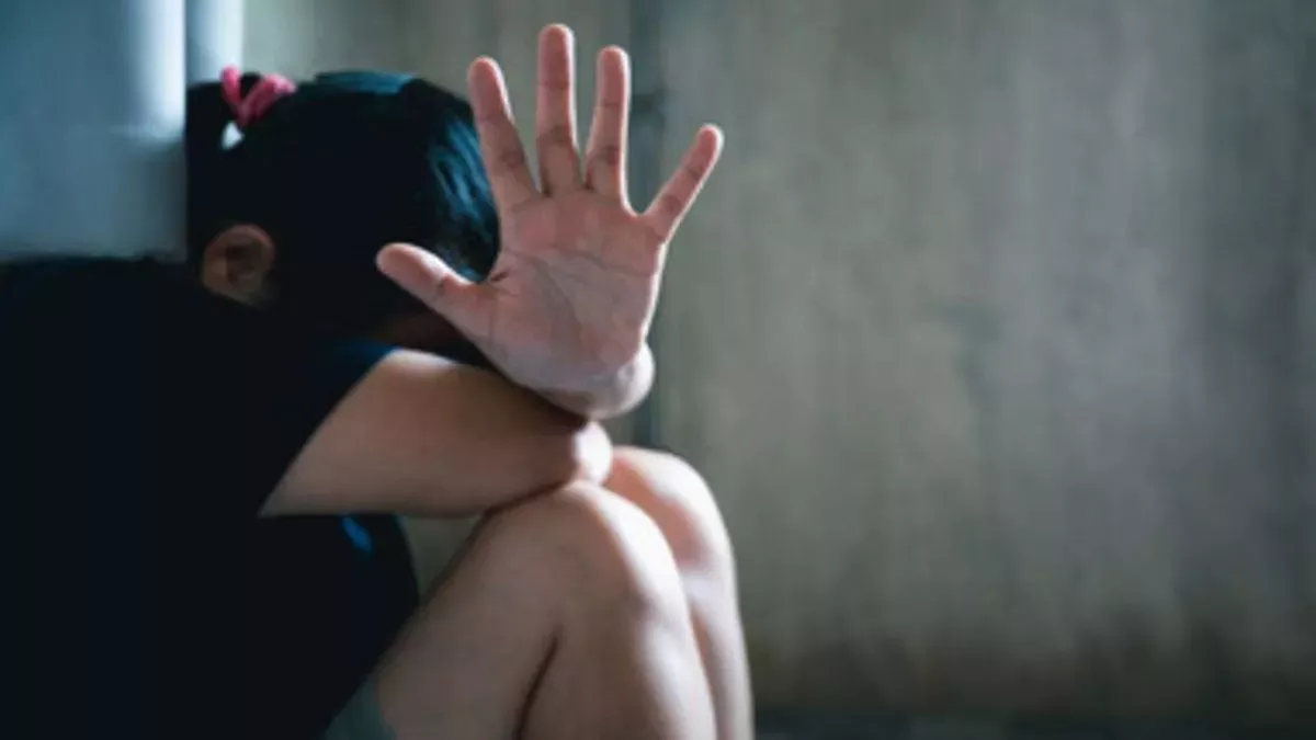 शर्मनाक: दही मांगने के बहाने घर में घुसा शिक्षक, नाबालिग छात्रा से की छेड़खानी; छोटी बहन की बहादुरी से बचा सम्मान