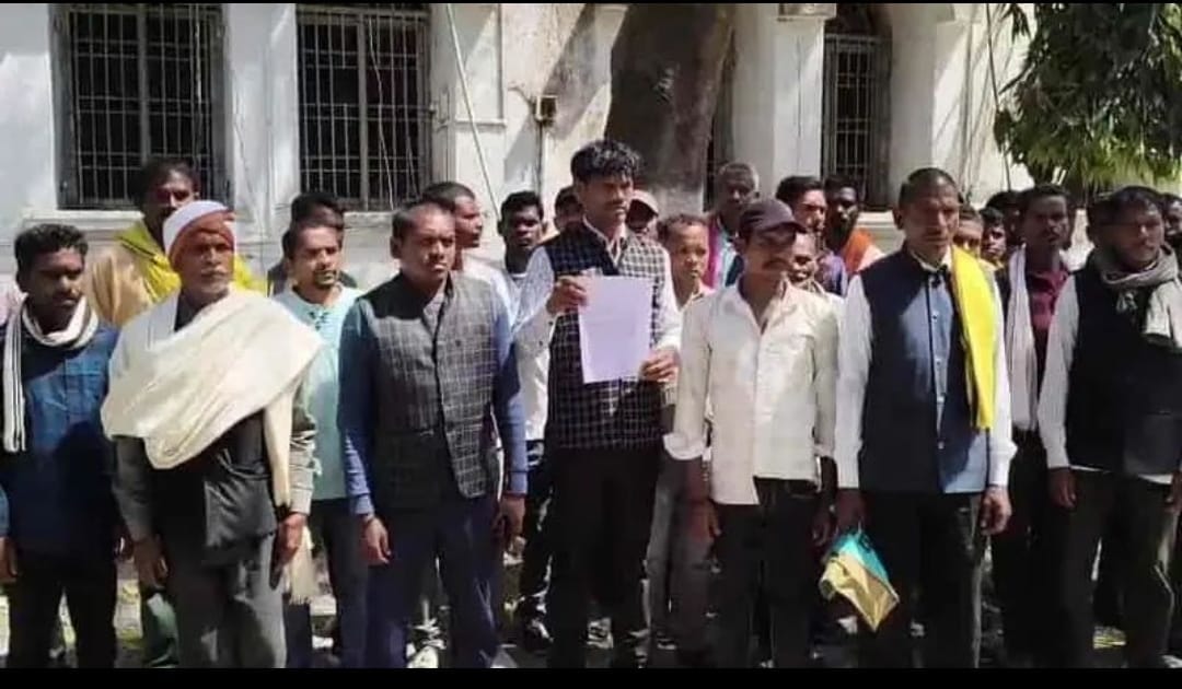 गजराजों से त्रस्त किसान पहुंचे कलेक्ट्रेट, मुआवजा न मिलने पर वन विभाग पर लापरवाही का आरोप