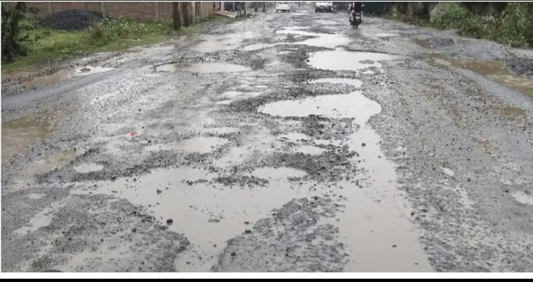कटघोरा–पेंड्रा रोड की जर्जर सड़क से लोग परेशान, दुर्घटना का खतरा बढ़ा