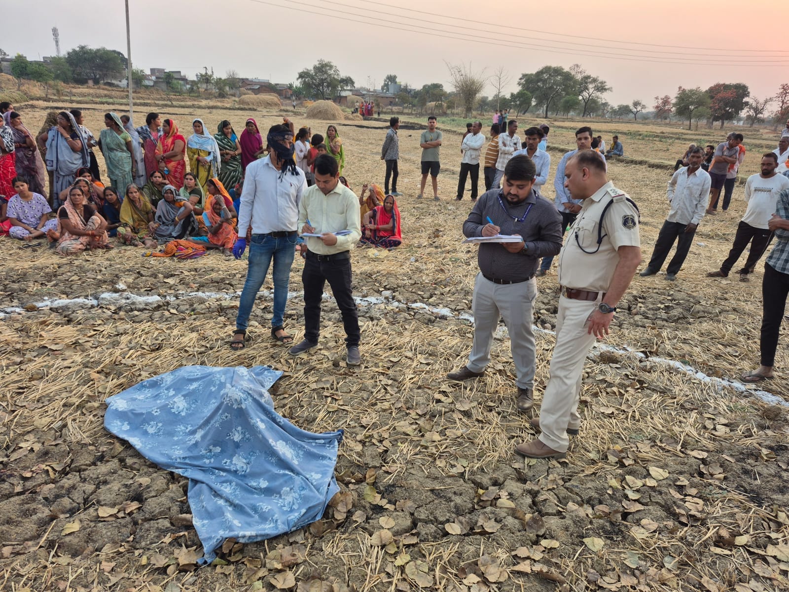 खेत में युवक की संदिग्ध हालत में मिली लाश, सिर पर चोट के निशान — जांच में जुटी पुलिस