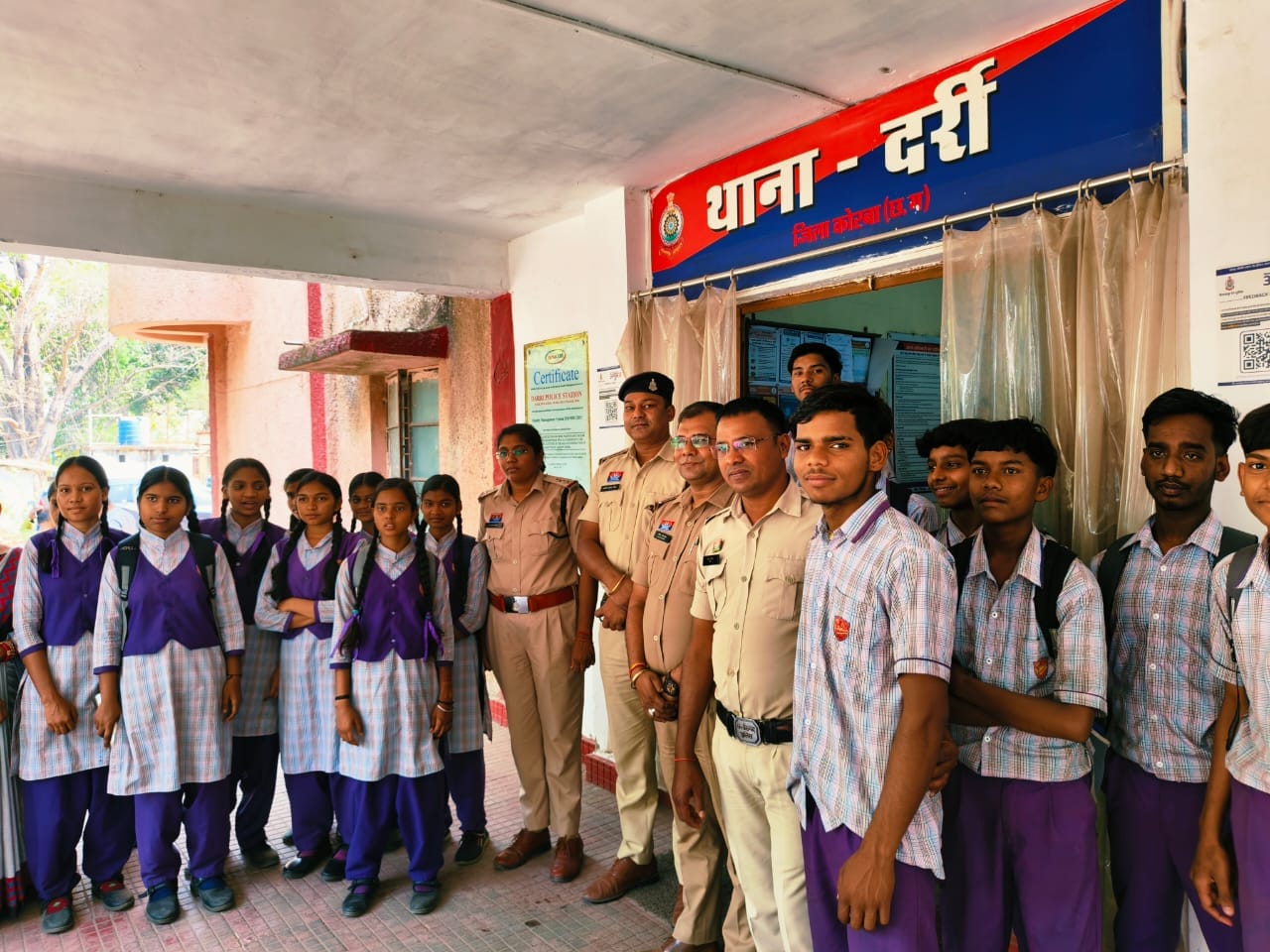 दरी थाना पहुंची हसदेव स्कूल की टोली, TI आशीष सिंह ने बच्चों को समझाई पुलिस और कानून की जिम्मेदारी