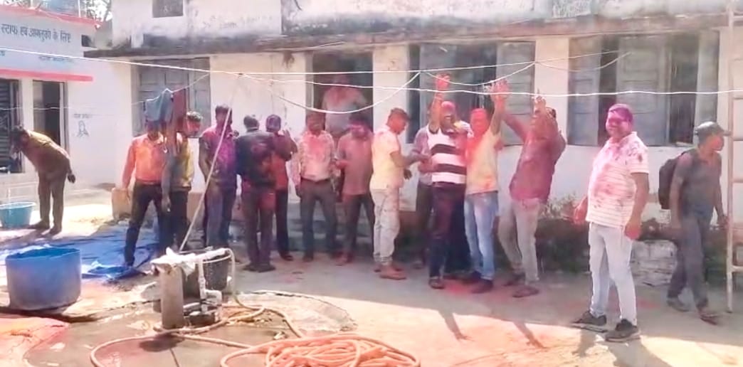 कोरबी पुलिस चौकी में सौहार्द और उल्लास के साथ मनाया गया होली मिलन समारोह