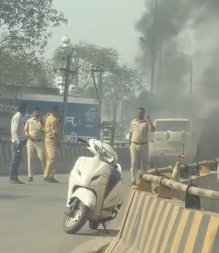 कोरबा अग्रसेन चौक ओवरब्रिज पर स्कॉर्पियो में भीषण आग, देखें VIDEO – मची अफरा-तफरी
