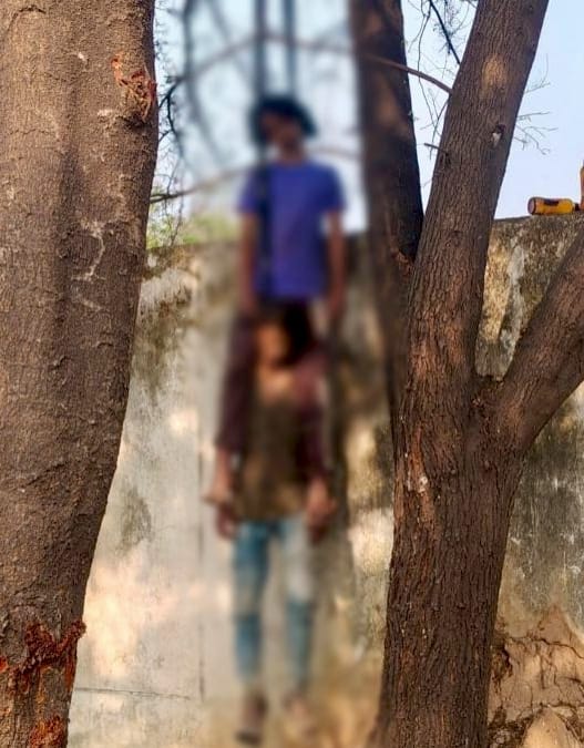 रायगढ़ में सनसनी: पेड़ पर लटके मिले दो युवकों के शव, पुलिस जांच में जुटी